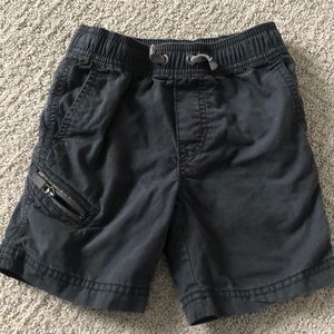 Hanna Andersson boys black cargo shorts 3T/ sz90cm